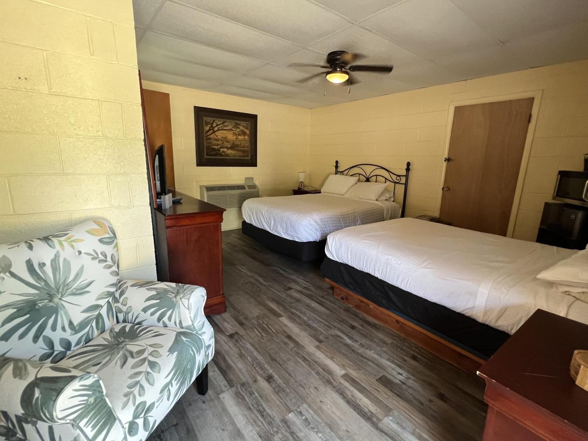 Ji11, Queen Guest Room At The Joplin Inn At The Entrance To Mountain Harbor Resort Hotel Room Mount Ida Buitenkant foto